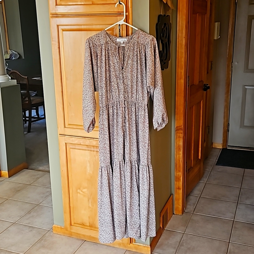Gorgeous dress in EUC. Awesome for the season!